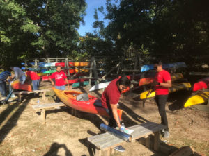 Cardinal Health employees volunteering to clean up kayaks